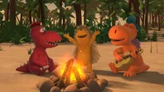 Gemeinsam mit Matilda am Lagerfeuer singen, das macht Spa&szlig;. Oskar und Kokosnuss w&uuml;nschten, sie h&auml;tten das sch&ouml;ne Lied nie als neue Stammeshymne auf der Dracheninsel vorgestellt.