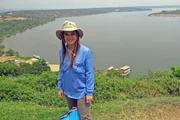 Tief unten wartet schon das Boot, mit dem Anna gleich auf die Suche nach Nilpferden gehen wird. Hinter ihr liegt der Kazinga-Kanal in Uganda.