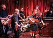 Hank Shizzoe und Shirley Grimes singen an der &laquo;Bob Dylan Birthday Party&raquo; im El Lokal, Z&uuml;rich