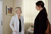 Dr. Maria Weber (Annett Renneberg, re.) hat sich doch entschieden, ihre Bewerbung f&uuml;r die freie Herzchirurgie-Stelle abzugeben. Professionell gesehen ist Dr. Kathrin Globisch (Andrea Kathrin Loewig, li.) froh, denn Maria ist eine hervorragende &Auml;rztin, doch sie ist auch die Ex-Frau von Kathrins Verlobten Alexander Weber. Noch dazu wei&szlig; Maria scheinbar weitaus mehr &uuml;ber Alexanders Steuerhinterziehung. Hat er zu Maria mehr Vertrauen als zu Kathrin?
