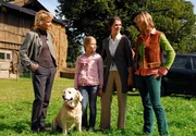 Frau Kurz (Eva-Maria Gintsberg, 2. von rechts) dankt Maren (Uschi Glas, links) und der Tier&auml;rztin Eva (Carin C. Tietze), dass sie den kranken Hund ihrer Tochter Simone (Clara Conzen) gesund gepflegt haben.