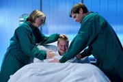 Nach Dominik Lorenz' (Jonah Rausch, mi.) Knochenmarktransplantation ist die Leuk&auml;mie wieder ausgebrochen. Nun haben die &Auml;rzte auch an der Wirbels&auml;ule einen Tumor entdeckt. Nach der OP erf&auml;hrt Dominik, dass der Tumor nicht vollst&auml;ndig entfernt werden konnte und bricht zusammen. Seine Eltern Susanne (Isabel Schosnig, li.) und Leonard Lorenz (Kai Ivo Baulitz, re.), die am Rande ihrer Kr&auml;fte sind, versuchen ihren Sohn zu beruhigen. Dominik darf jetzt nicht aufgeben.