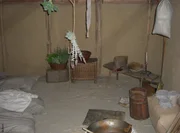 Die H&uuml;tte einer einfachen Bauernfamilie im 11. Jahrhundert. Auf einer b&auml;uerlichen Kleinparzelle, einer sogenannten "Hufe", leben die meisten Menschen auf engstem Raum mit ihrem Vieh zusammen.