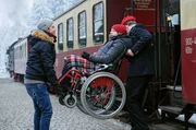 Dominik Lorenz (Jonah Rausch, mi.) kann es nicht fassen, dass Kris Haas (Jascha Rust) ihm diesen fast peinlichen Wunsch erf&uuml;llt. Dominik liebt Dampfloks und Kris macht mit ihm kurzerhand einen Ausflug in den Harz. Dominik ist seit langem mal wieder richtig gl&uuml;cklich und genie&szlig;t gemeinsam mit Kris einen gro&szlig;artigen Tag.