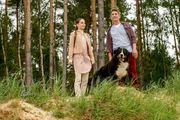 Fritz (Guido Hammesfahr, re.) und Leyla (Cosima Henmann, li.) sind im gro&szlig;en Waldgebiet unterwegs - irgendwo muss sich der Falke doch versteckt haben.