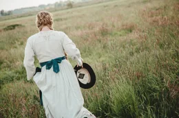 Schauspielerin Anna Marie M&uuml;he als Martha Vogeler in den Feldern von Worpswede.
