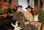 Suttner (Siegfried Rauch, re.) und sein Assistent Xaver (Maximilian Kr&uuml;ckl) k&ouml;nnen sich nicht erkl&auml;ren, warum die Hundeschule pl&ouml;tzlich &uuml;berhaupt nicht mehr l&auml;uft.