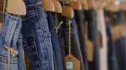 SRF school Gute Nachrichten vom Planeten &ndash; Wie wir Mode fair und gr&uuml;n machen Die Textilbranche ist eine der umweltsch&auml;dlichsten Industrien, verantwortlich f&uuml;r 10 % der CO₂-Emissionen und grosse M&uuml;llberge durch &bdquo;Fast Fashion&ldquo;.