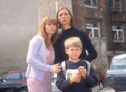 Simone Schumann (Carin C. Tietze, re.) und Iris Brandt (Roswitha Schreiner) können nicht begreifen, dass Iris' Mann Marcus verdächtigt wird, Simones Tochter ermordet zu haben. Simone Schumann (Carin C. Tietze, re.) und Iris Brandt (Roswitha Schreiner) können nicht begreifen, dass Iris' Mann Marcus verdächtigt wird, Simones Tochter ermordet zu haben.