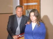 Kommissar Kehler (Wolfgang Bathke) ist davon &uuml;berzeugt, dass Heike (Ellen Salvo Gonzalez) aus Angst keine Aussage macht.