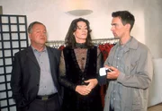 Kehler (Wolfgang Bathke, li.) und Bonhoff (Wolfgang Krewe) verh&ouml;ren Cornelia Sch&ouml;ps (Sabine Vitua).