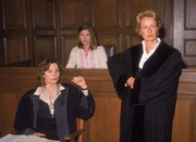 Staatsanwältin Glaser (Britta Schmeling, re.) bringt die Verteidigerin (Adelheid Kleineidam) in Schwierigkeiten: Die Angeklagte Maria Böhme (Astrid M. Fünderich) scheint schuldig zu sein. Staatsanwältin Glaser (Britta Schmeling, re.) bringt die Verteidigerin (Adelheid Kleineidam) in Schwierigkeiten: Die Angeklagte Maria Böhme (Astrid M. Fünderich) scheint schuldig zu sein.
