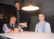 Die Kommissare Kehler (Wolfgang Bathke, li.) und Bonhoff (Wolfgang Krewe) vernehmen Carla Adamczyk (Anja Beatrice Kaul). Sie wollen von ihr wissen, was für ein Verhältnis sie zu Böhme hatte. Die Kommissare Kehler (Wolfgang Bathke, li.) und Bonhoff (Wolfgang Krewe) vernehmen Carla Adamczyk (Anja Beatrice Kaul). Sie wollen von ihr wissen, was für ein Verhältnis sie zu Böhme hatte.