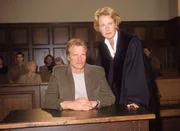 Bernd Böhme (Thorsten Nindel) beteuert, dass er nicht auf Adamczyk geschossen hat. Aber Staatsanwältin Glaser (Britta Schmeling) glaubt ihm nicht. Sie bringt ihn und seine Frau vor die Haftrichterin und versucht einen Haftbefehl zu erwirken. Bernd Böhme (Thorsten Nindel) beteuert, dass er nicht auf Adamczyk geschossen hat. Aber Staatsanwältin Glaser (Britta Schmeling) glaubt ihm nicht. Sie bringt ihn und seine Frau vor die Haftrichterin und versucht einen Haftbefehl zu erwirken.