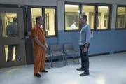 Special Agent Pride (Scott Bakula, r.) erfährt, dass der Kriminelle Douglas Hamilton (Steven Weber, l.) schon bald einen Deal abschließen wird, um aus dem Gefängnis zu entkommen. Also arbeitet das NCIS-Team daran, den Clearwater-Fall ein für alle Mal zu lösen und den mysteriösen Geschäftspartner von Hamilton zu finden, um ihm einen Strich durch die Rechnung zu machen. Special Agent Pride (Scott Bakula, r.) erfährt, dass der Kriminelle Douglas Hamilton (Steven Weber, l.) schon bald einen Deal abschließen wird, um aus dem Gefängnis zu entkommen. Also arbeitet das NCIS-Team daran, den Clearwater-Fall ein für alle Mal zu lösen und den mysteriösen Geschäftspartner von Hamilton zu finden, um ihm einen Strich durch die Rechnung zu machen.