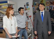 Gerner (Wolfgang Bahro, re.) verspricht Tayfun (Tayfun Baydar) und Dascha (Lena Ehlers), sie in Zukunft in Ruhe zu lassen. Gerner (Wolfgang Bahro, re.) verspricht Tayfun (Tayfun Baydar) und Dascha (Lena Ehlers), sie in Zukunft in Ruhe zu lassen.
