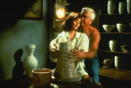 Jane Spencer (Priscilla Presley, l.) und Lt. Frank Drebin (Leslie Nielsen, r.) haben sich wieder vers&ouml;hnt.