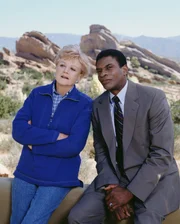Angela Lansbury als Jessica Fletcher; Keith David als Algric Bartles Angela Lansbury als Jessica Fletcher; Keith David als Algric Bartles
