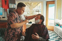 Spannen zusammen: (v.li.) Bendrit Bajra Coiffeur Mario, Beat Schlatter als Lehrer Balz N&auml;f