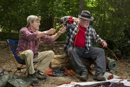 L - R: Robert Redford als Bill Bryson, Nick Nolte als Stephen Katz