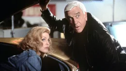 Chaos-Cop Frank Debrin (Leslie Nielsen) und seine Jane (Priscilla Presley)
