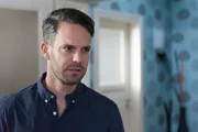 Till (Ben Ruedinger) kann nicht verhindern, dass Eva ihn hochkant aus der Wohnung schmei&szlig;t...