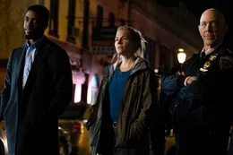 Der Polizist Andre Davis (Chadwick Boseman, l.), die Drogenermittlerin Frankie Burns (Sienna Miller, M.) und Davis' Vorgesetzter Captain McKenna (J. K. Simmons, r.) sind an einem Tatort versammelt