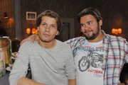 Tuner (Thomas Drechsel, re.) sagt Dominik (Raul Richter) seine freundschaftliche Unterstützung zu. Tuner (Thomas Drechsel, re.) sagt Dominik (Raul Richter) seine freundschaftliche Unterstützung zu.