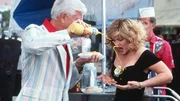 Lt. Drebin (Leslie Nielsen) ger&auml;t von einem Fettn&auml;ppchen ins n&auml;chste.. (Foto, li.: Priscilla Presley)