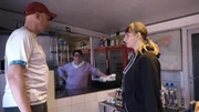 Der Kiosk am Rande der Baracken muss schlie&szlig;en, da Besitzer J&uuml;rgen an Krebs erkrankt ist. Elvis kennt J&uuml;rgen schon lange und war in seinem Kiosk oft Kunde. Einen letzten Besuch dort wollen der achtfache Vater und Tochter Antonia sich deshalb nicht nehmen lassen.