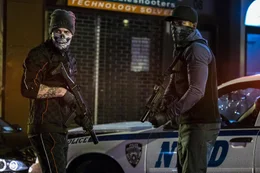 Die beiden schwer bewaffneten Einbrecher Ray Jackson (Taylor Kitsch, l.) und Michael Trujillo (Stephan James, r.) haben soeben bei einem Einbruch in ein Drogendepot die anr&uuml;ckenden Polizeikr&auml;fte erschossen.