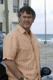 Sam Axe (Bruce Campbell) soll die Yacht verwanzen, auf der die drei Betr&uuml;ger derzeit leben.