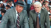 Ed Hocken (George Kennedy, li.) und Frank Drebin (Leslie Nielsen)