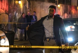 Der New Yorker Polizist Andre Davis (Chadwick Boseman) n&auml;hert sich dem abgesperrten Fundort eines Fluchtwagens.