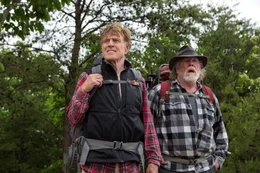 Bill (Robert Redford, l) und Stephen (Nick Nolte, r) machen sich auf, den "Appalachian Trail", ein 3500km langer Fernwanderweg, zu bezwingen.