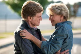 Catherine (Emma Thompson) freut sich, ihren Bill (Robert Redord) wieder zu haben.