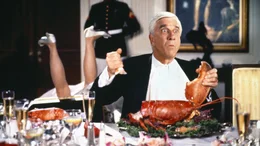 Lt. Frank Drebin (Leslie Nielsen) bew&auml;ltigt die gro&szlig;en Herausforderungen..