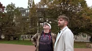 Lukas (re.) will seinem Partner Damian die Aussicht vom D&uuml;sseldorfer Fernsehturm zeigen, doch dessen H&ouml;henangst wird zur Herausforderung.