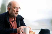 Dr. Aaron Glassmann (Richard Schiff)