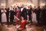 Bei einem Dinner geben Jane Spencer (Priscilla Presley, sitzend) und Lt. Frank Drebin (Leslie Nielsen, stehend) alles. (Andere Darsteller unbekannt)