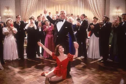 Bei einem Dinner geben Jane Spencer (Priscilla Presley, sitzend) und Lt. Frank Drebin (Leslie Nielsen, stehend) alles. (Andere Darsteller unbekannt)