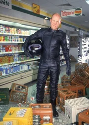 Schumann (Lutz Herkenrath) hat Ritas Rat, "m&auml;nnlicher" zu werden, zu ernst genommen und ist mit seinem neuen Motorrad in den Supermarkt gerauscht...