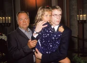 Auf der Beerdigung von Andrea Kummer beobachtet Kommissar Kehler (Wolfgang Bathke, l.) die Reaktionen der Trauergäste. Andreas Sohn Sebastian (Jona Mues) und ihre kleine Tochter (Komparsin) sind schockiert, als sich auf der Trauerfeier ein heftiger Streit entwickelt... Auf der Beerdigung von Andrea Kummer beobachtet Kommissar Kehler (Wolfgang Bathke, l.) die Reaktionen der Trauergäste. Andreas Sohn Sebastian (Jona Mues) und ihre kleine Tochter (Komparsin) sind schockiert, als sich auf der Trauerfeier ein heftiger Streit entwickelt...