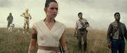 (v.l.n.r.) Chewbacca (Joonas Suotamo); BB-8; C-3PO (Anthony Daniels); Rey (Daisy Ridley); Poe Dameron (Oscar Isaac); Finn (John Boyega)