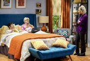 Penny (Kaley Cuoco, r.) muss als Babysitterin einspringen, als Howard (Simon Helberg, l.) und Bernadette (Melissa Rauch, M.) beide Bettruhe halten m&uuml;ssen ...
