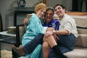 Bei den Dreharbeiten: Holland Taylor (l.), Mike Connors (M.) und Produzent (Chuck Lorre, r.) ...