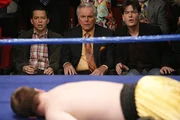 Charlie (Charlie Sheen, r.) und Alan (Jon Cryer, l.), lassen sich von Teddy (Robert Wagner, M.) zu einem Boxkampf in Las Vegas einladen und sind beeindruckt von seinem Privatflugzeug, seiner Limousine und seiner Freigebigkeit, was Eiscreme und Prostituierte betrifft ...