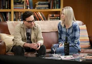 Nachdem Leonard (Johnny Galecki, l.) ein peinliches Interview gegeben hat, ist die ganze Physikgemeinde sauer auf ihn. Kann Penny (Kaley Cuoco, r.) ihm einen Ratschlag geben? Nachdem Leonard (Johnny Galecki, l.) ein peinliches Interview gegeben hat, ist die ganze Physikgemeinde sauer auf ihn. Kann Penny (Kaley Cuoco, r.) ihm einen Ratschlag geben?
