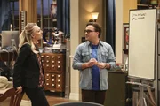 Nachdem Leonard (Johnny Galecki, r.) einen Brief von seinem Bruder erhalten hat, st&uuml;rzt er in eine tiefe Krise. Kann Penny (Kaley Cuoco, l.) ihn da wieder rausholen oder erkennt auch sie, dass ihr Leben dem von Leonards Bruder nichts entgegenzusetzen hat?
