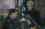 Der Teufel (Peter Fonda, r.) pers&ouml;nlich bietet dem Motorrad-Stuntfahrer Johnny Blaze (Nicolas Cage, l.) einen m&ouml;rderischen Deal an ...